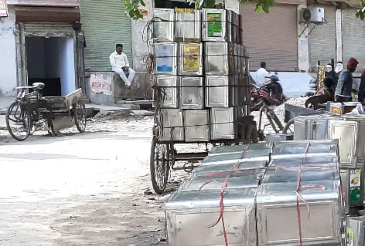 unhealthy edible oil being packed in jars purchased from junk dealers