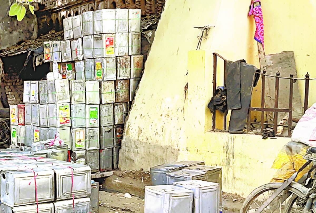 unhealthy edible oil being packed in jars purchased from junk dealers
