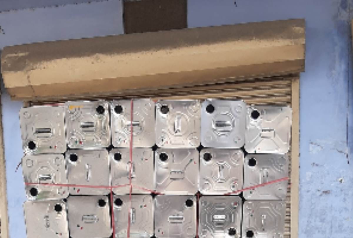 unhealthy edible oil being packed in jars purchased from junk dealers
