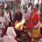 हवन यज्ञ बैठीं साध्वी प्राची
