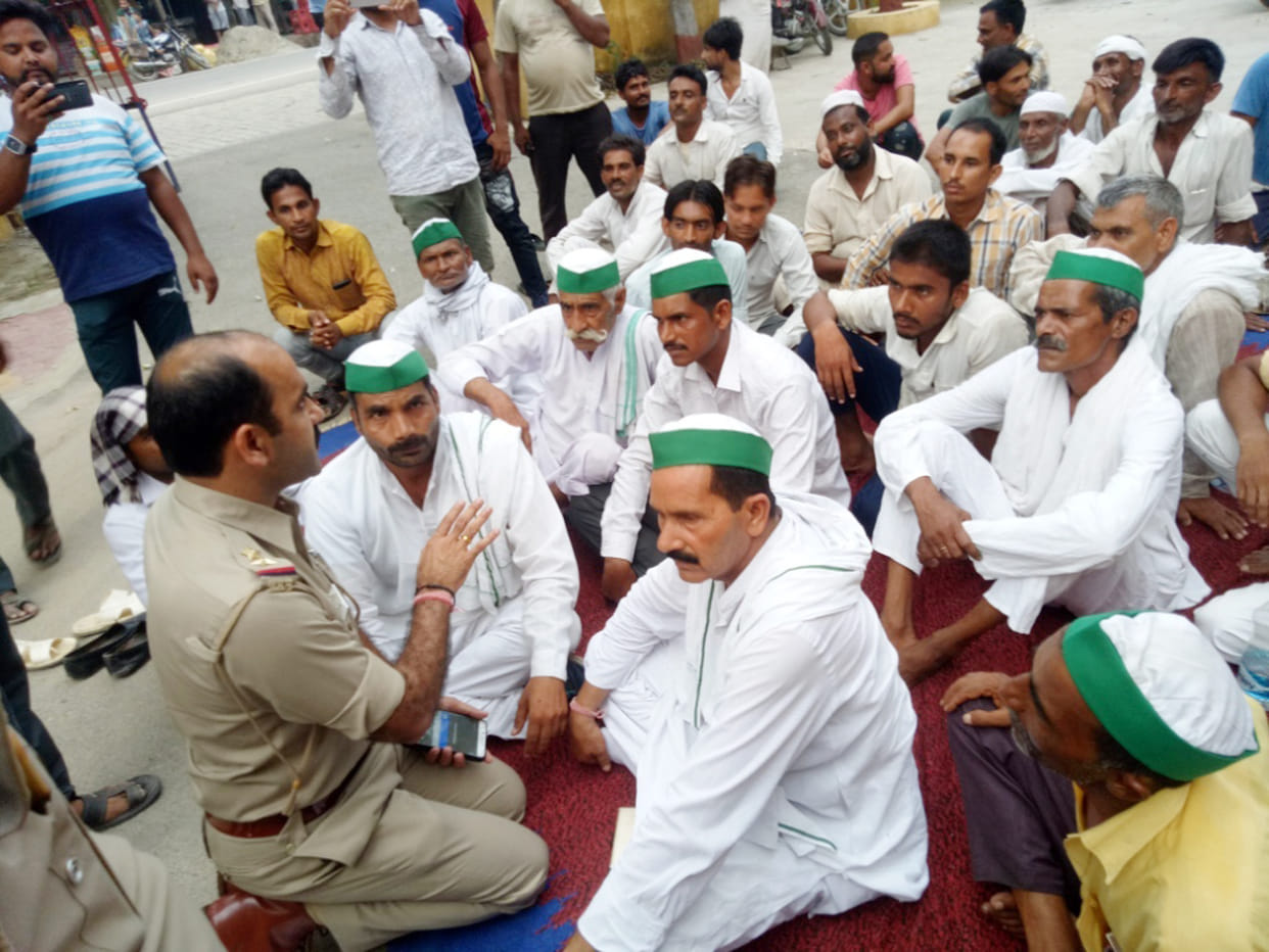 argued between police and bhaakeu neta,  ruckus
