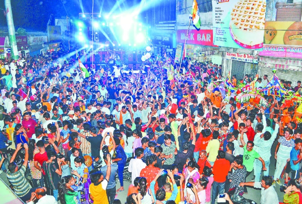kawad yatra 2019 six lakh Kawadiya take Holy bath in ganga in haridwar Muslims Distribute water