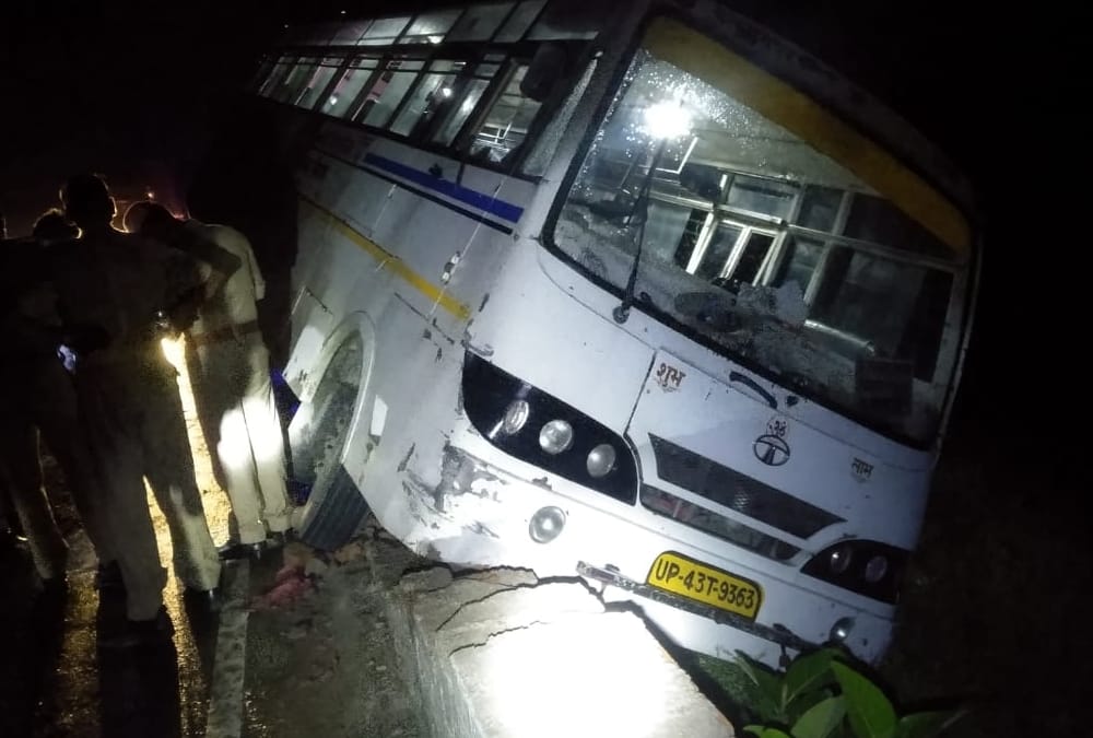 A bus breaks the devider and meet to an accident in Bahraich.