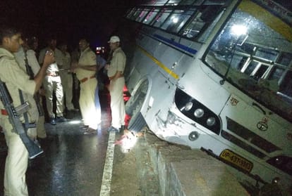 A bus breaks the devider and meet to an accident in Bahraich.