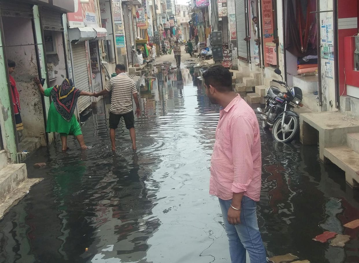 shoppers protest against no water clearence