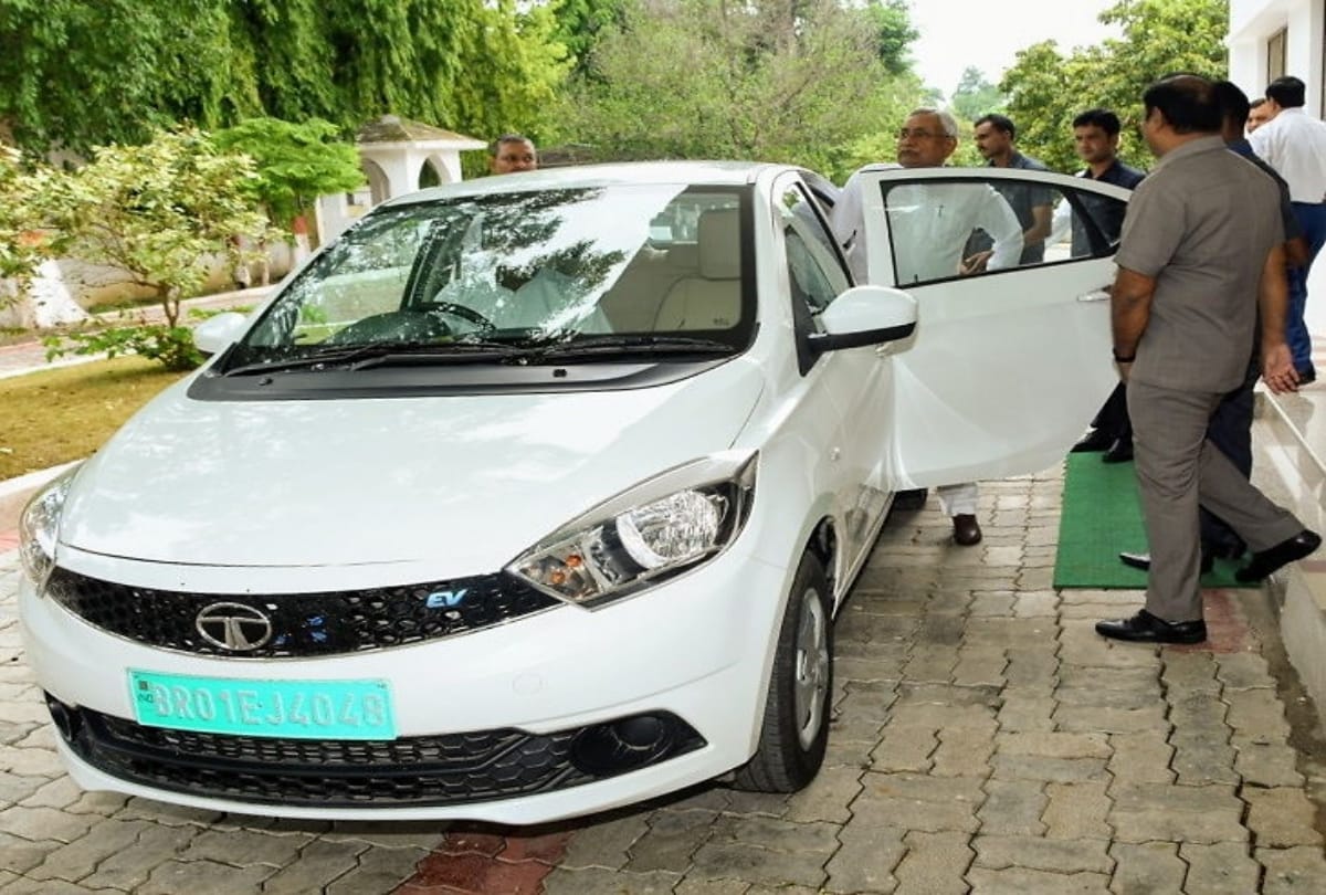 CM Nitish's electric car ride, says journey is very comfortable