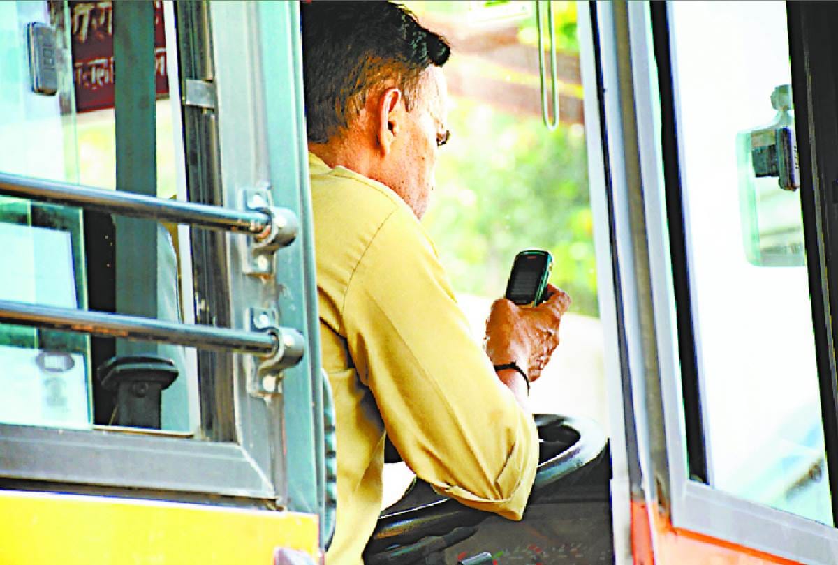 Driving license will be cancelled for talking on mobile while driving