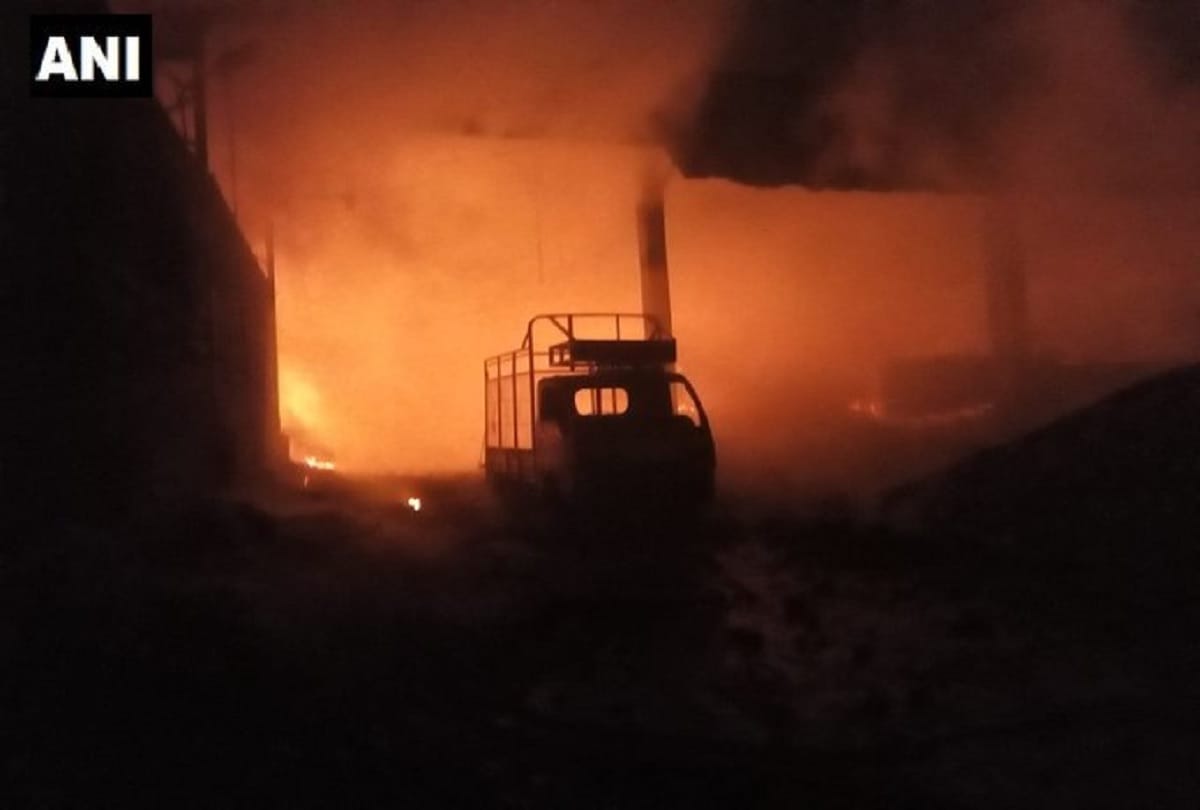 Karnataka: A fire breaks out at a godown in Chikka Gollahally in Bengaluru 11 fire tenders at spot