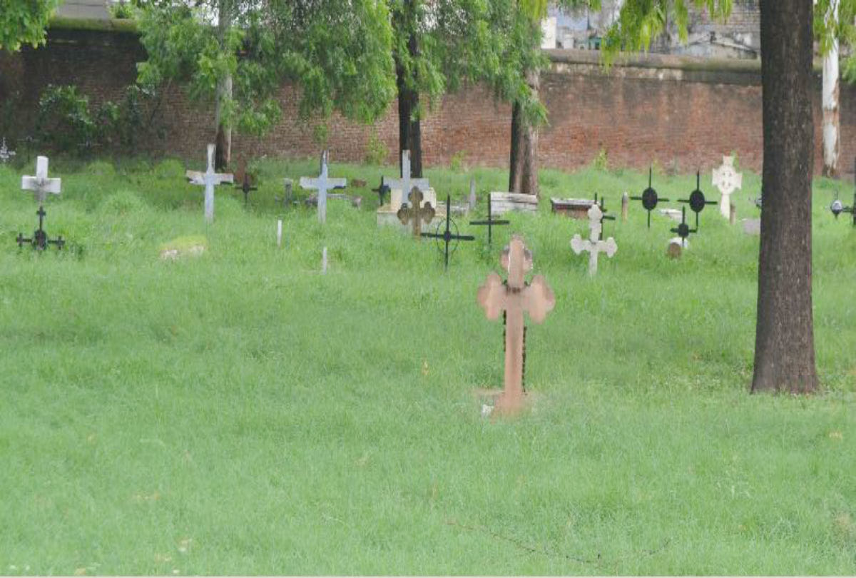 all family member will be buried in same grave after death in agra