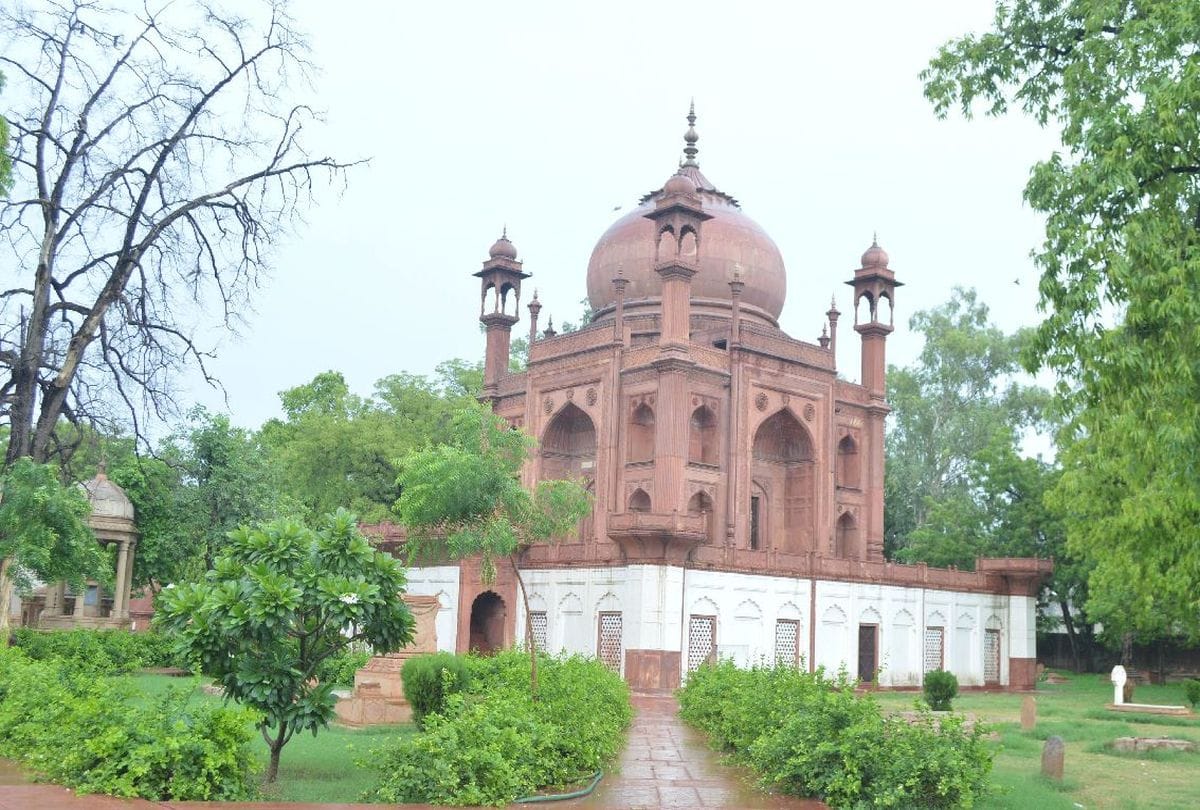 all family member will be buried in same grave after death in agra