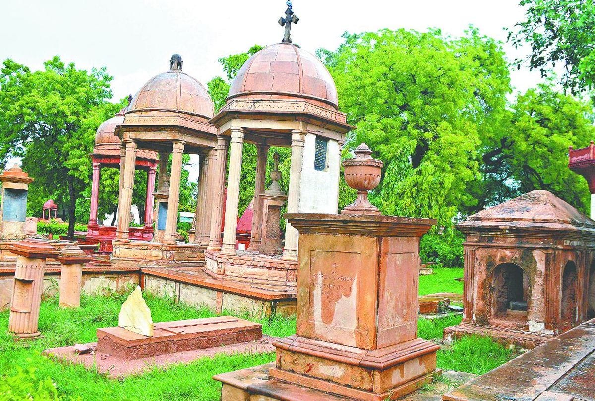 all family member will be buried in same grave after death in agra