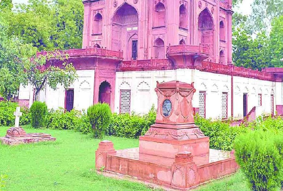 all family member will be buried in same grave after death in agra
