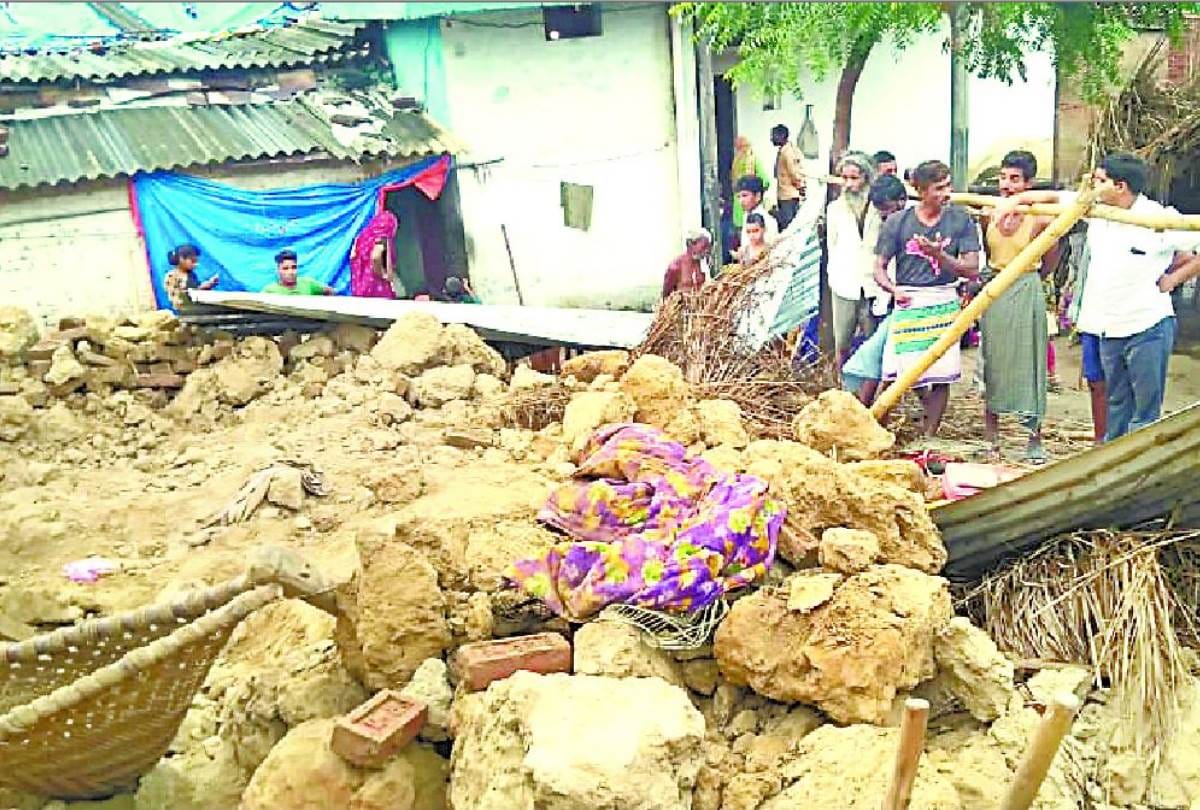two including one girl child dies as mud house felt, four injured in sultanpur