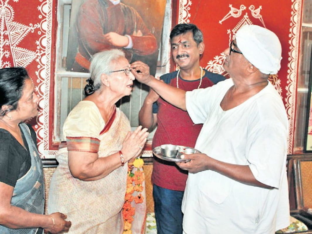 gujarat cadre ips officer avinash joshi reunites with mother Tara Joshi in ujjain Madhya Pradesh
