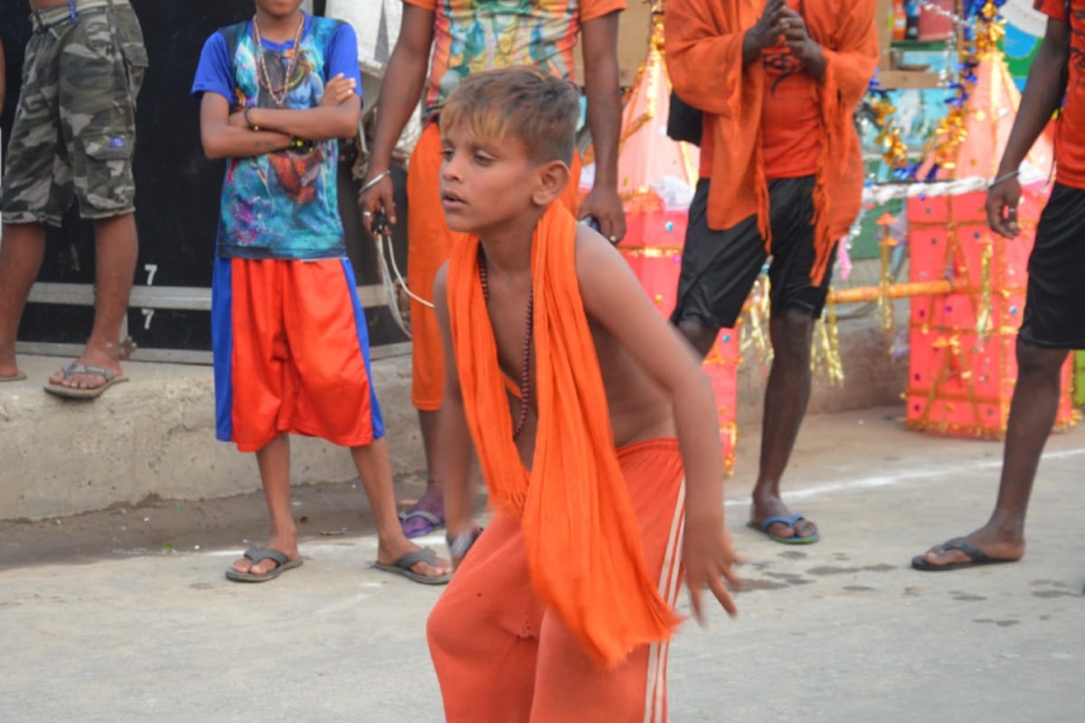 kawad yatra 2019: shivbhakt entering in UP, Delhi -Meerut highway coloured kesari