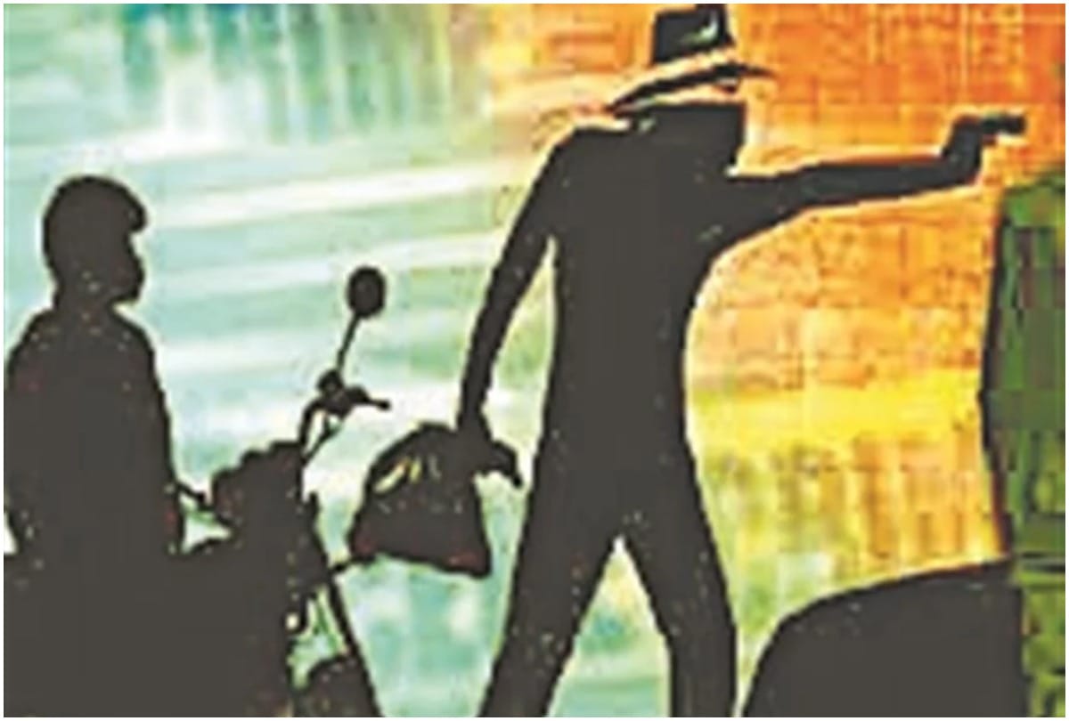 miscreants looted one and a half lakh from the fish trader in sitapur