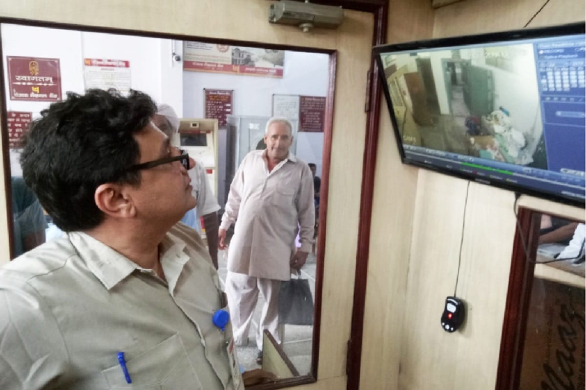 Stolen of four lakhs by accused in parikshitgarh branch of PNB bank in Meerut city