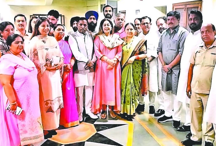 clash in councillors on parking rates in front of mp kirron kher, nagar nigam chandigarh