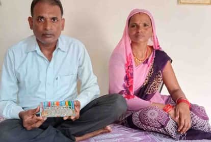 कारगिल युद्ध के दौरान मिला पदक दिखाते कामता प्रसाद