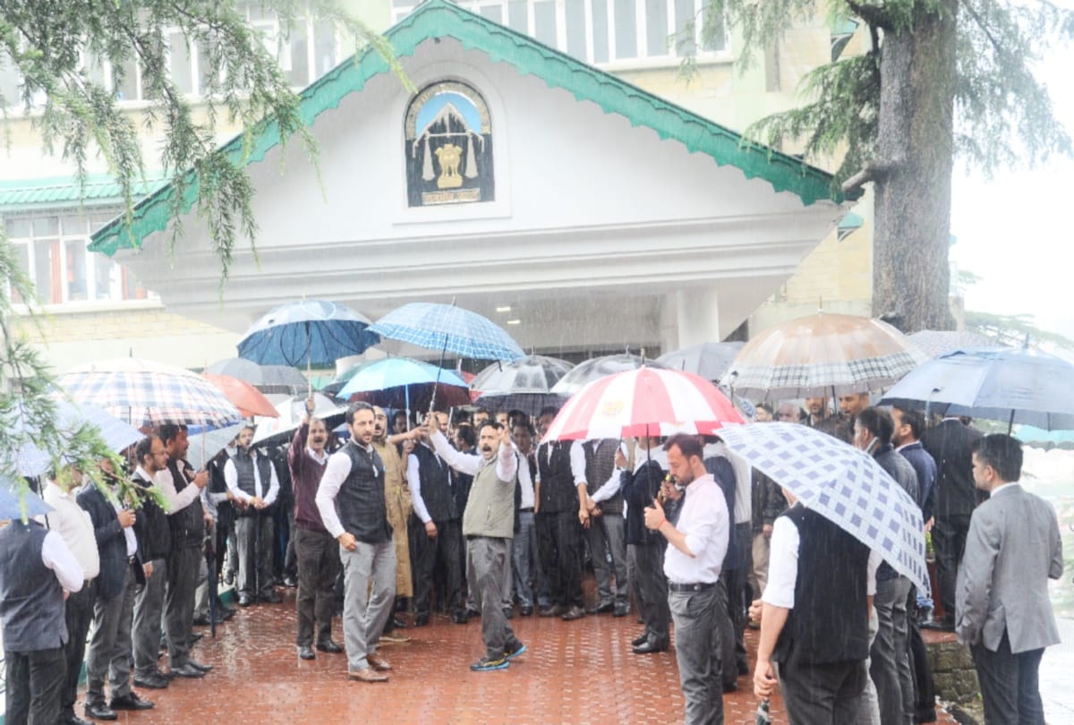 Lawyers protest in himachal against shutdown of administrative tribunal