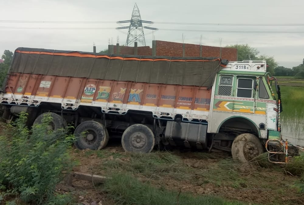 driver and a labourer died in an accident in Raebareli.