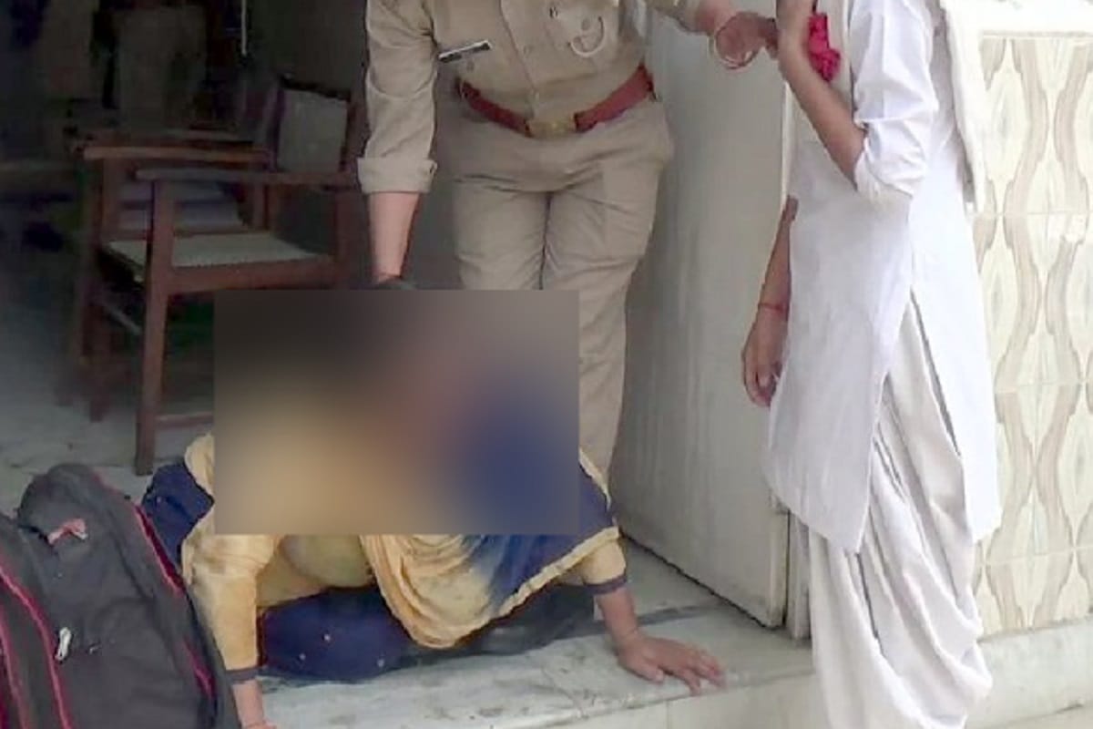 Mother and daughter eaten poisonous in SP city office after police negligence at Shamli of UP
