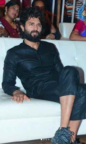 vijay devarakonda female fan break down in front of him video viral
