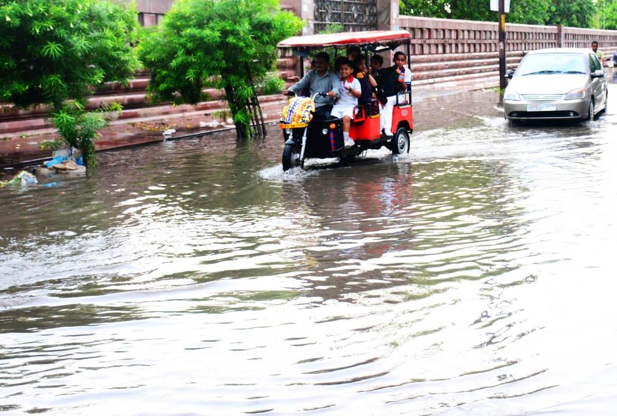 heavy rain and temperature down in lucknow