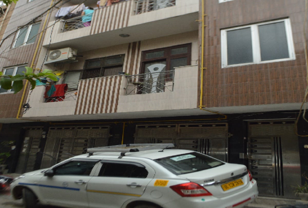 Suresh jumped with wife and daughter from fourth floor, Delhi
