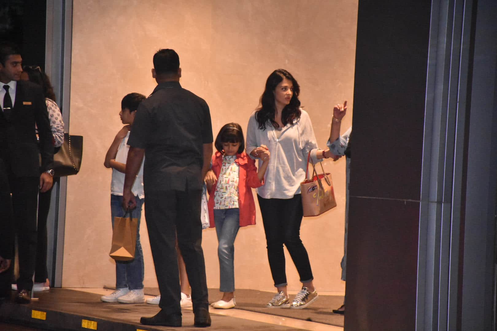 Aishwarya Rai Bachchan and Abhishek Bachchan on dinner date with daughter Aaradhya
