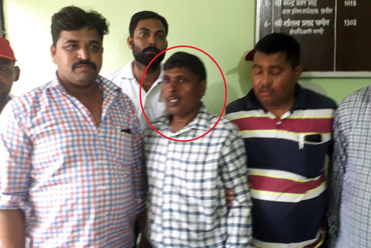 Junior engineer caught red handed take bribe in azamgarh