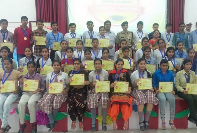 amar ujala bhavishya jyoti programme in charkhi dadri to honour meritorious students