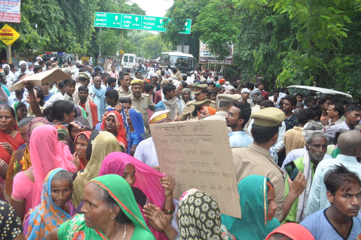 Villagers stay on the highway for three hours