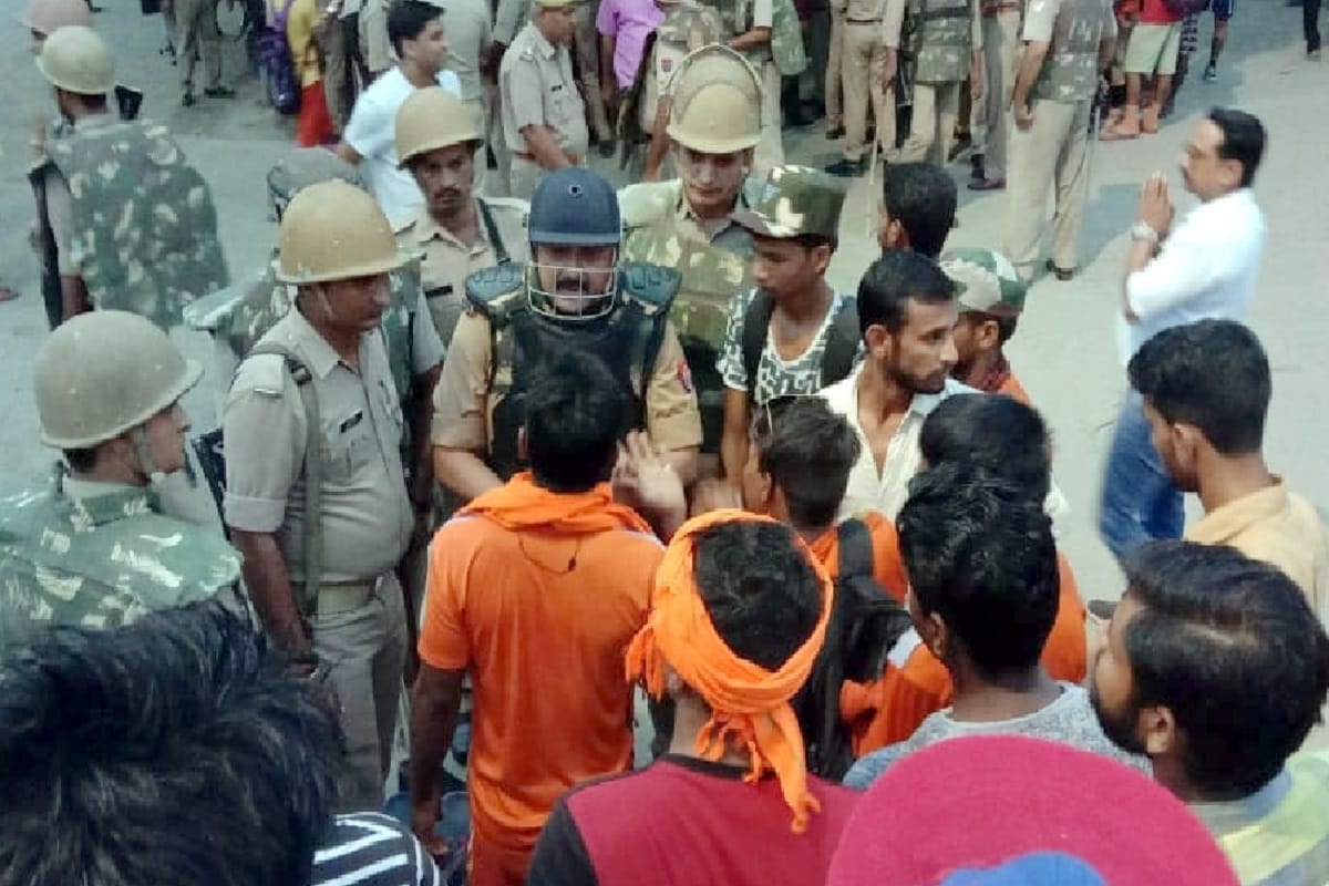 Police chowki broken by kanwarye after a dead body recovered in Bijnor city
