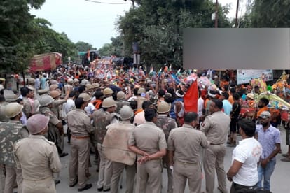 Police chowki broken by kanwarye after a dead body recovered in Bijnor city