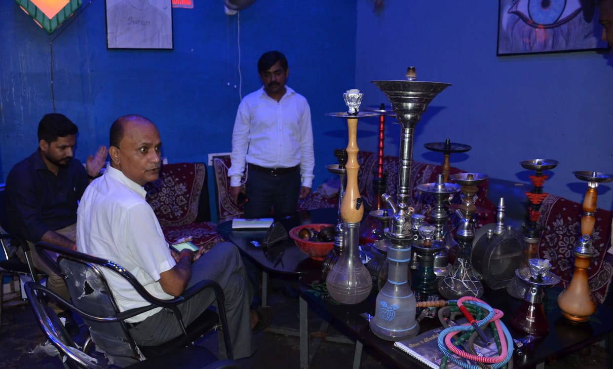 Hookah bars caught in restaurant, 10 children caught hookah, license suspended
