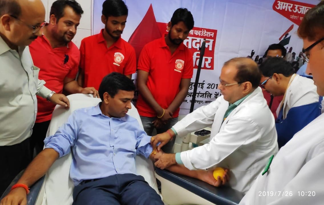 Kargil Vijay Divas blood donation by donaters by DM varanasi