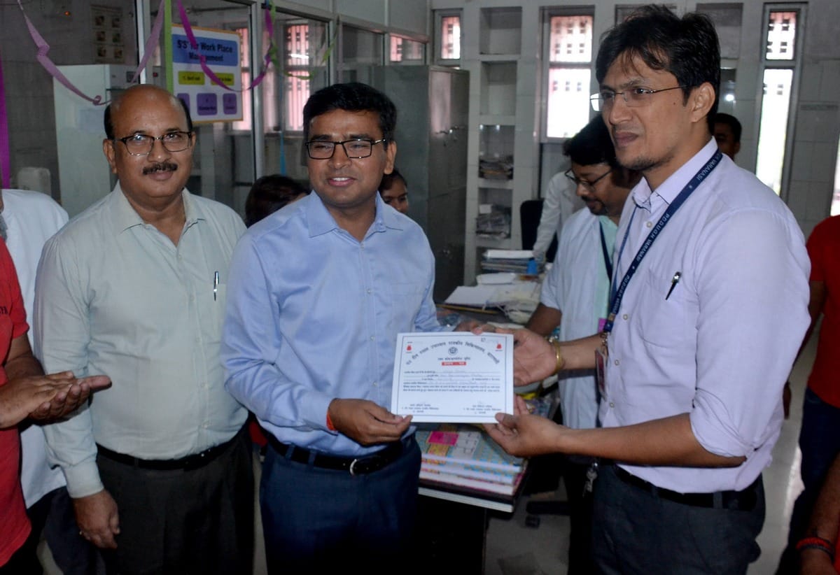 Kargil Vijay Divas blood donation by amarujala foundation by DM varanasi