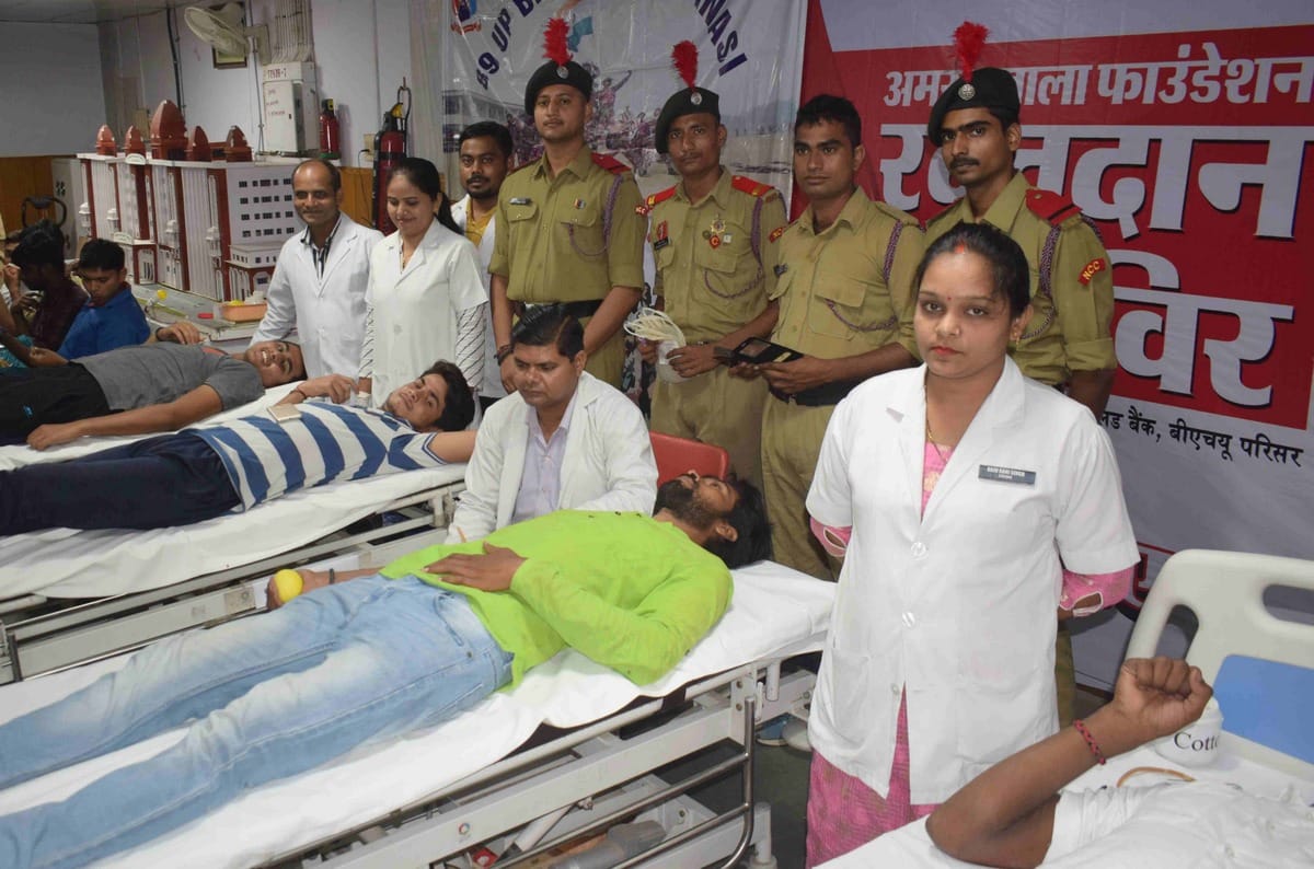 Kargil Vijay Divas blood donation by amarujala foundation by DM varanasi