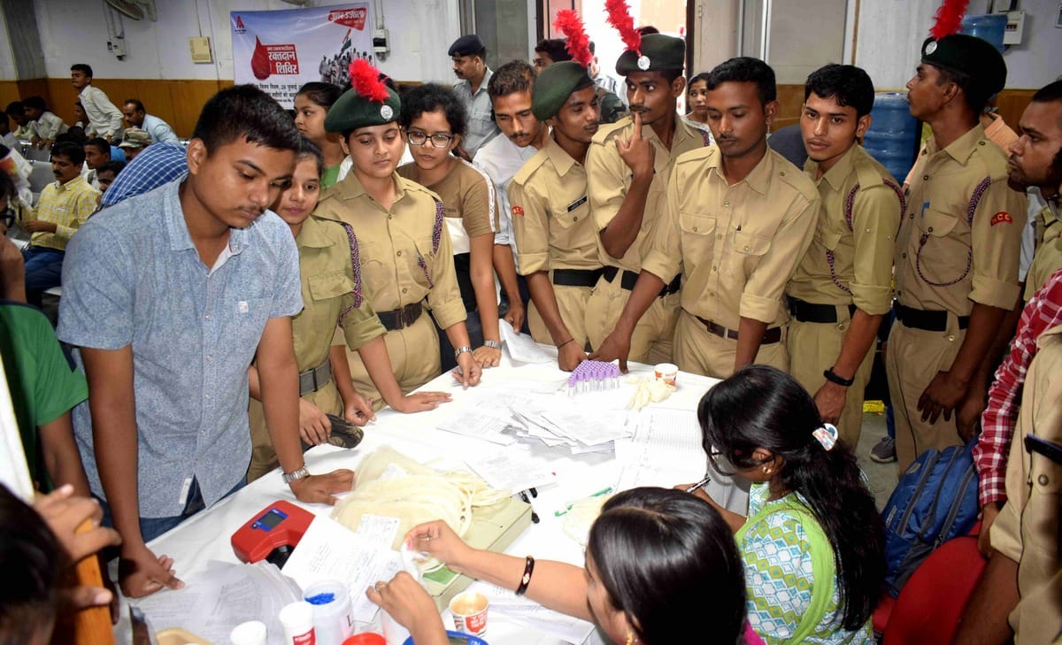 Kargil Vijay Divas blood donation by amarujala foundation by DM varanasi