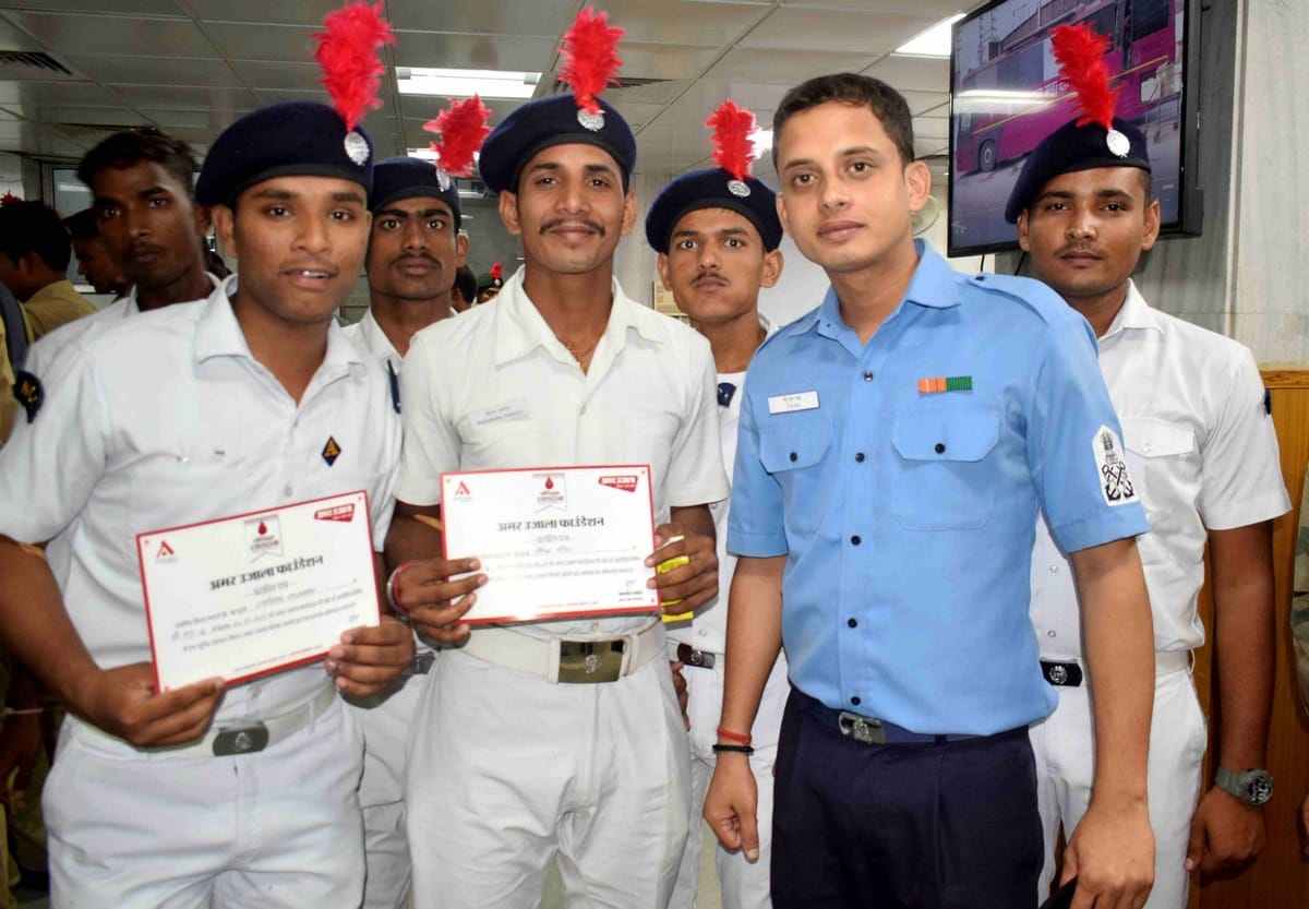 Kargil Vijay Divas blood donation by amarujala foundation by DM varanasi