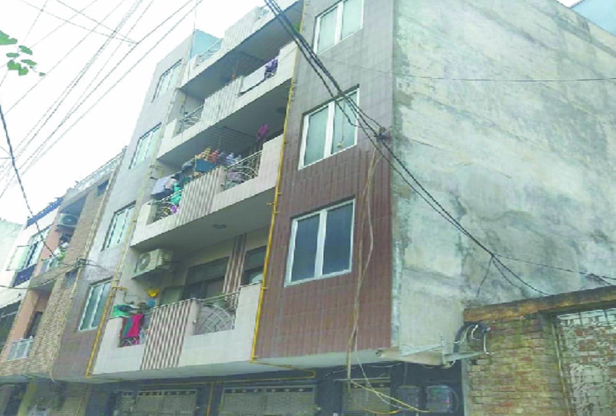 Suresh jumped with wife and daughter from fourth floor, Delhi