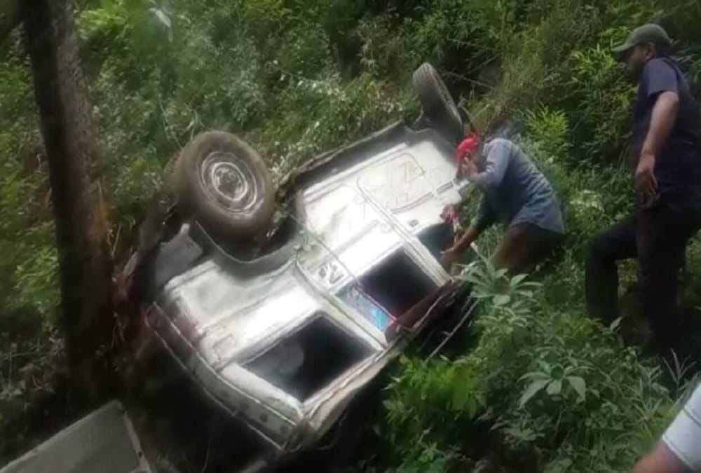 School Vehicle Max Fell into ditch in chamoli Students injured 