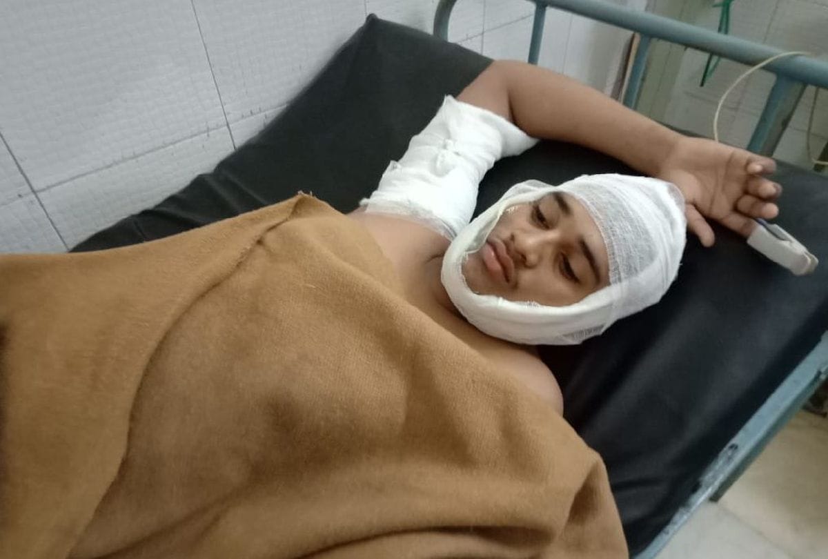 young man dies due to mobile blast in agra