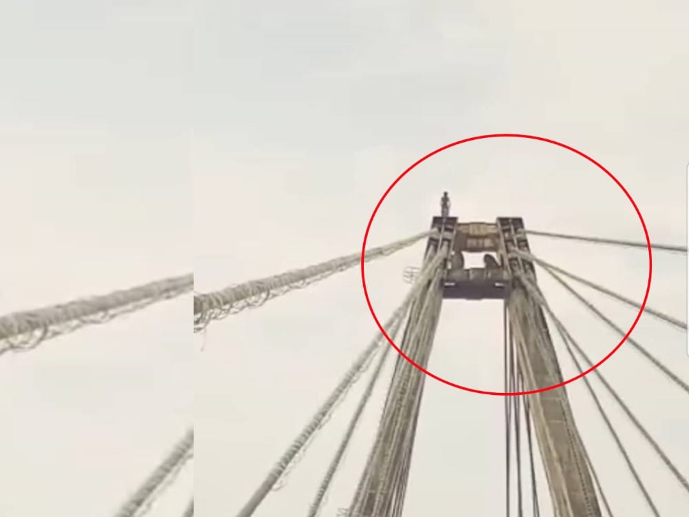 drunken Kanvadiya climb on cable stand bridge in haridwar