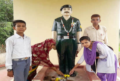 कारगिल शहीद लायक सिंह की पूजा करते परिजन