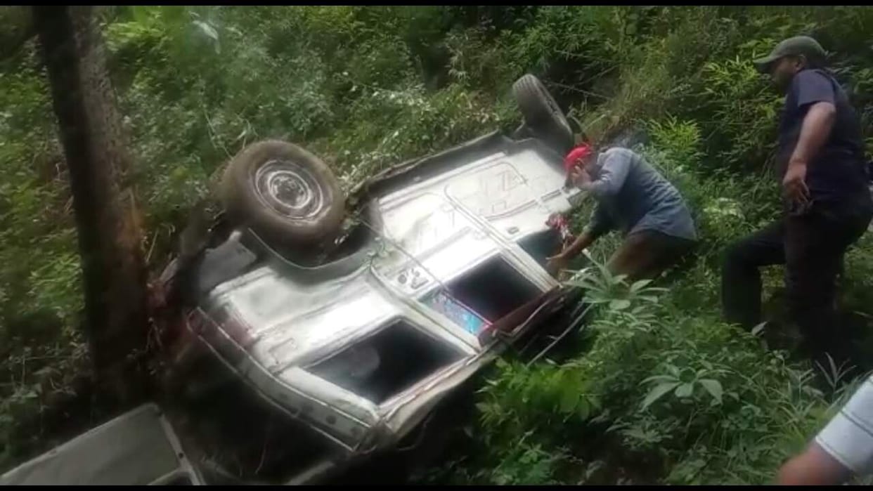 Vehilce dropped in valley while going back from school,eight injured including six school children.
