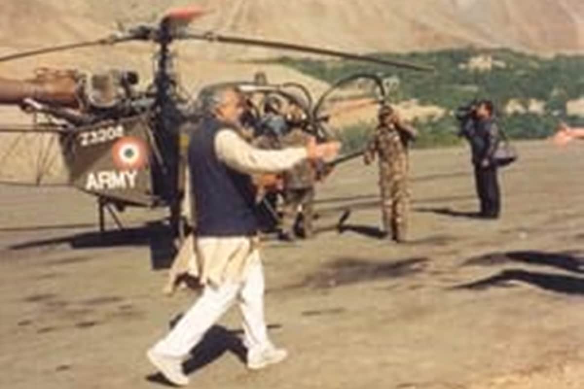 Vijay Diwas: PM Modi tweets pictures of conflict and said Kargil visit was unforgettable
