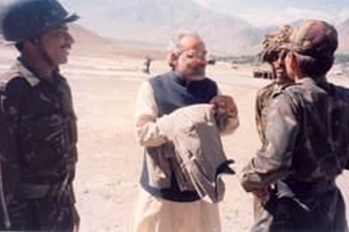 Vijay Diwas: PM Modi tweets pictures of conflict and said Kargil visit was unforgettable