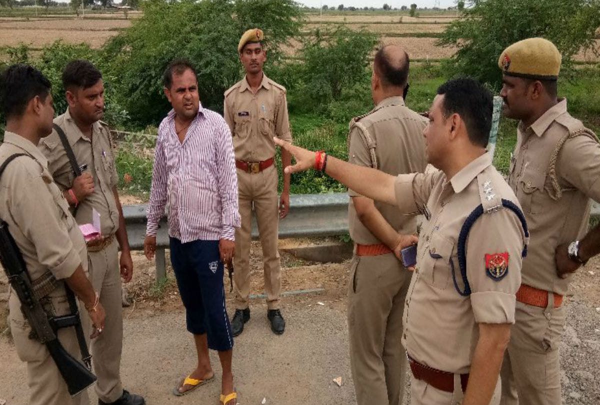 Four lakh Rupee Stolen from Bus At Yamuna Express way Toll Plaza